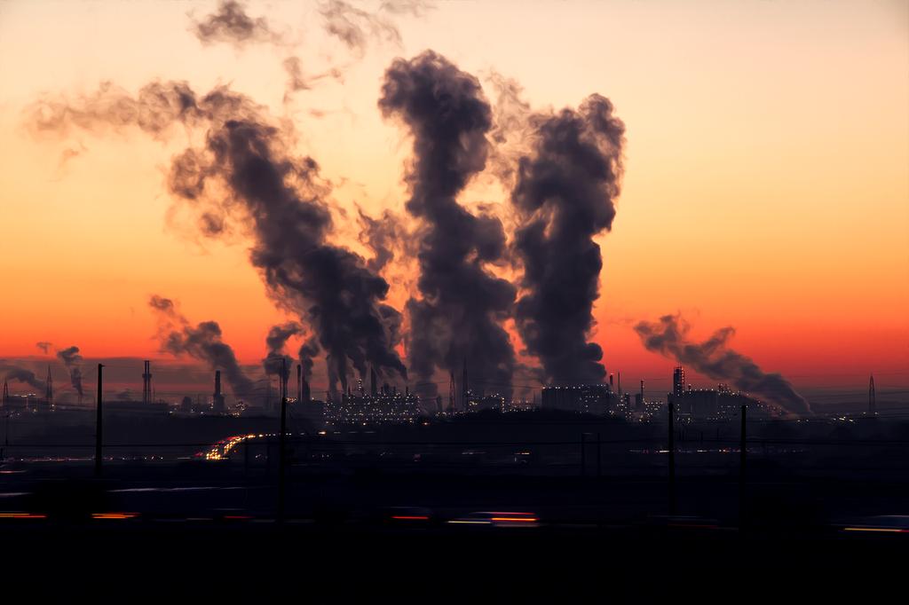 Montaż nowoczesnych oczyszczaczy powietrza w hali produkcyjnej